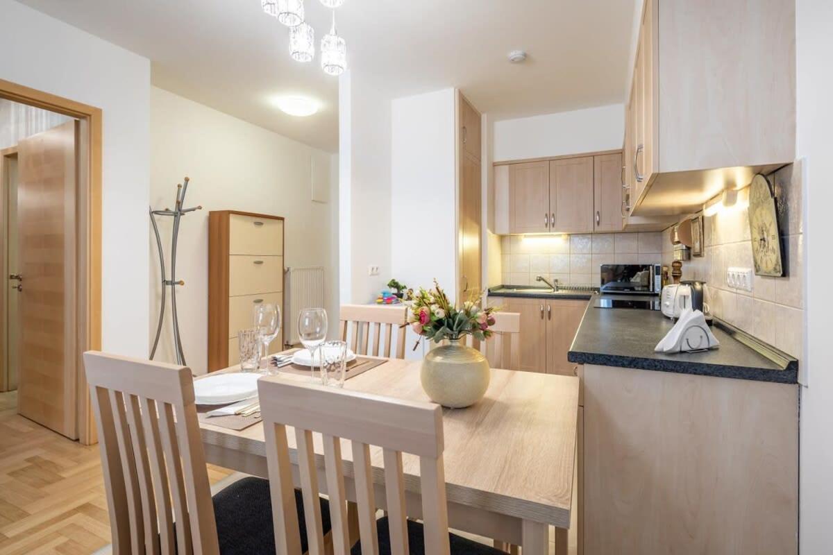 Homey Apartment With Ac And Balcony Budapest Kültér fotó